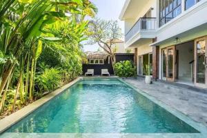 NEW Villa Indah Seminyak 3BR Private Pool内部或周边的泳池