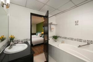 Voodi või voodid majutusasutuse Anise Hotel & Spa Hanoi toas