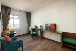 TV a/nebo společenská místnost v ubytování Anise Hotel & Spa Hanoi