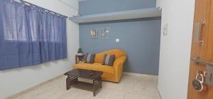 SHIs Aathira 2bhk Heart of Coimbatore的休息区