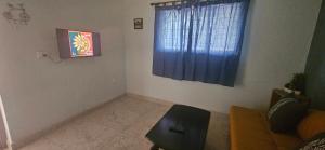 哥印拜陀SHIs Aathira 2bhk Heart of Coimbatore的带沙发和窗户的客厅