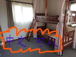 a room with two bunk beds and a window at Guesthouse Gifu SUAI in Gifu