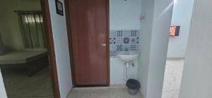 SHIs Aathira 2bhk Heart of Coimbatore的一间浴室