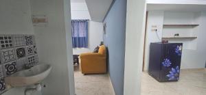哥印拜陀SHIs Aathira 2bhk Heart of Coimbatore的一间带水槽和黄色椅子的浴室