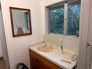 Et badeværelse på Alpine House, Holiday Home, Sleeps 6, Super Cosy, 4 beds + 16 billeder