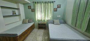 SHIs Aathira 2bhk Heart of Coimbatore客房内的一张或多张床位