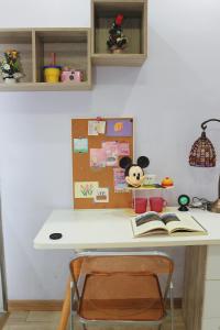 ein Schreibtisch in einem Zimmer mit einem Buch und einem Buch in der Unterkunft suansuan Apartment in Chengdu