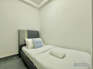 Postel nebo postele na pokoji v ubytování Iskandar Residences Nusajaya by Stayrene