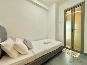Postel nebo postele na pokoji v ubytování Iskandar Residences Nusajaya by Stayrene