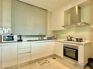 Kuchyň nebo kuchyňský kout v ubytování Iskandar Residences Nusajaya by Stayrene