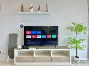 TV a/nebo společenská místnost v ubytování Iskandar Residences Nusajaya by Stayrene