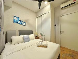 Postel nebo postele na pokoji v ubytování Iskandar Residences Nusajaya by Stayrene