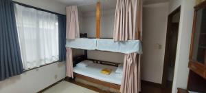 two bunk beds in a room with a window at Guesthouse Gifu SUAI in Gifu