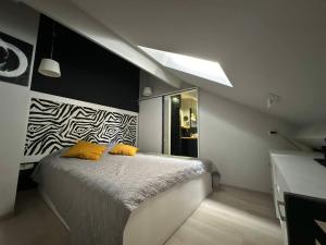 ein Schlafzimmer mit einem Bett mit zwei gelben Kissen in der Unterkunft Two Level Apartment near Gondola in Gudauri + 75 Fotos