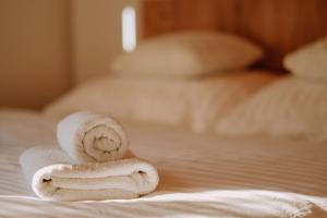 Una pila de toallas encima de una cama en Dream Resort, en Turčianske Teplice 37 fotos más