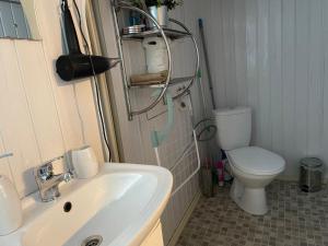 Koupelna v ubytování Privatus namelis Jūros g. 61 + 19 fotografií