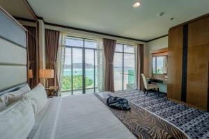 Ein Bett oder Betten in einem Zimmer der Unterkunft Adya Hotel Langkawi