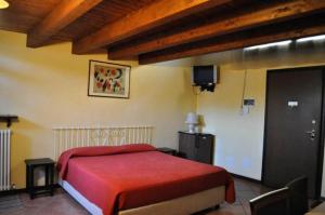Tempat tidur dalam kamar di Albergo Residence Al Passatore