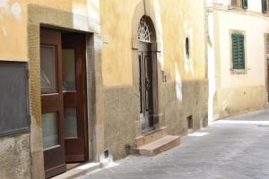 a building with a door on the side of a street at La Casa della Campana in Cortona