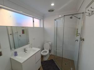 Ένα μπάνιο στο Cozy Room in Spacious, Two Story Home - GC