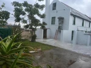una casa bianca con un cortile davanti di Heba Guest Lodge Two a Uitenhage