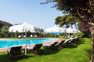 Bazén v ubytovaní Hotel Cala Caterina alebo v jeho blízkosti