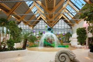 a large building with a fountain in the middle at Center Parcs Les Landes de Gascogne in Beauziac +97 photos