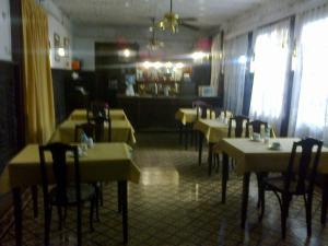 un comedor con mesas y sillas en un restaurante en Hotel Plaza Tres Arroyos en Tres Arroyos