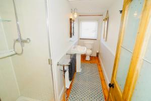 Un baño pequeño con lavabo e inodoro. en The Sea House, en Dungloe 30 fotos más