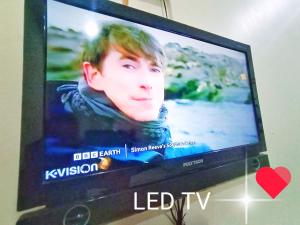 マゲランにあるSeluruh Rumah Karyakita Homestay Magelangの画面上の男性の写真付きテレビ +10枚の写真