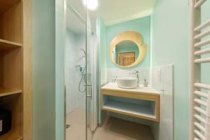 a bathroom with a sink and a shower at Center Parcs Les Landes de Gascogne in Beauziac