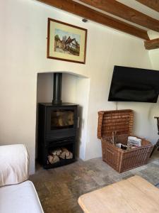 Μια τηλεόραση ή/και κέντρο ψυχαγωγίας στο Rose Cottage Darsham - Suffolk Coastal