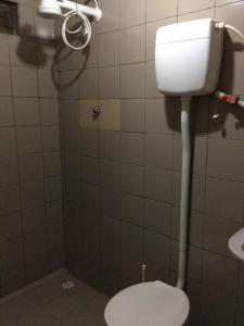 Pousada Alquimia في أوليندا: حمام مع مرحاض أبيض في كشك