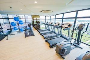 ジョホールバルにあるHaider's Homestay D'Summit Residence Kempas JBの建物内のジム(トレッドミル、エリプティカル付)