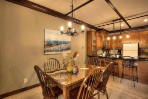 Η κουζίνα ή μικρή κουζίνα στο Les Manoirs Wpool & Hot Tub Near Village 110-7