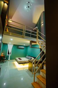 une chambre avec un lit superposé et un escalier dans l'établissement Standard, à Ban Phrom Min