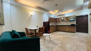 Kuchyň nebo kuchyňský kout v ubytování Olive Serviced Apartments - New Friends Colony