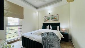 Postel nebo postele na pokoji v ubytování Olive Serviced Apartments - New Friends Colony + 16 fotografií