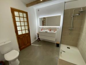 Koupelna v ubytování MAS ENTIEREMENT RENOVE, à SALAZAC, Le Mas des Deux Vallées, 4 CHAMBRES, 8 personnes avec Piscine privée + 30 fotografií