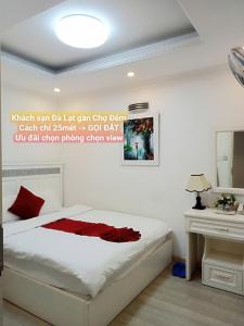 Ένα ή περισσότερα κρεβάτια σε δωμάτιο στο Hotel Da Lat NC - Khách Sạn Cách Chợ Đêm 25 mét