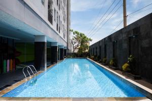 Bazén v ubytování Best Deal and Comfy 2BR Apartment at Puri Mas By Travelio nebo v jeho okolí