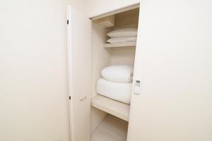 Voodi või voodid majutusasutuse NYHotel 2 新宿2階建て3室1バスルーム1シャワー2トイレ toas