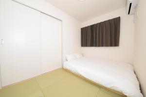 Voodi või voodid majutusasutuse NYHotel 2 新宿2階建て3室1バスルーム1シャワー2トイレ toas