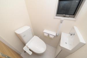 Vannituba majutusasutuses NYHotel 2 新宿2階建て3室1バスルーム1シャワー2トイレ
