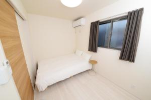 Voodi või voodid majutusasutuse NYHotel 2 新宿2階建て3室1バスルーム1シャワー2トイレ toas