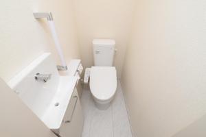 Vannituba majutusasutuses NYHotel 2 新宿2階建て3室1バスルーム1シャワー2トイレ