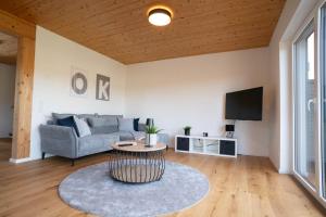 a living room with a couch and a table at Boarding 9a Wohnen auf Zeit in Eschau
