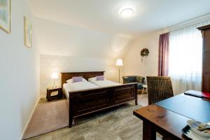 um quarto com uma cama e uma sala de jantar em Herberts Stubn em Feldkirchen bei Graz