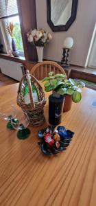 a table with plants and a basket on top of it at Vakantiehuis Ykema in Eisenschmitt +4 photos