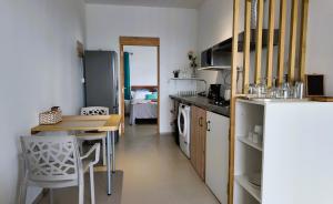O bucătărie sau chicinetă la LnD Apartments - Le Morne 2 - One Bedroom